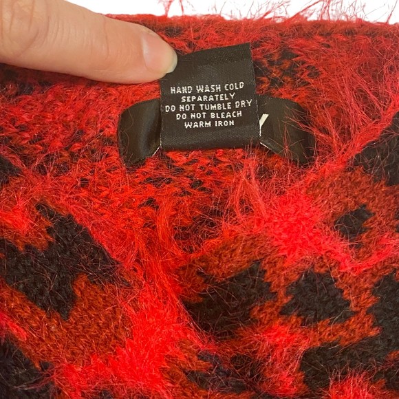 DKNY Red Black Animal Print Winter Headwrap NWT - Picture 4 of 4